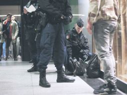 Control total. Uniformados revisan aleatoriamente a los pasajeros de tren en la estación de París. AP /