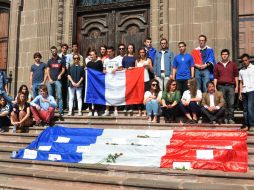 Estudiantes franceses despliegan una bandera como muestra de solidaridad. NTX / J. Pérez