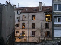 Miembros de la policía inspeccionan el edificio del número de la calle del Corbillon en Saint-Denis en París. EFE / C. Petit Tesson