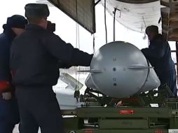 Técnicos rusos de la fuerza aérea preparan un avión de transporte de misiles estratégicos Tu-95 para su misión en Siria. EFE /