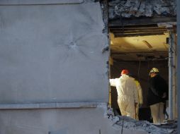 Las autoridades llevan a cabo labores de desescombro en busca de restos de los fallecidos en el asalto. AP / C. Ena