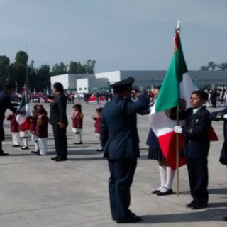 Escoltas de escuelas de escasos recursos reciben banderas
