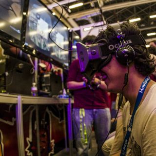 La realidad virtual crecerá despacio: James Armstrong