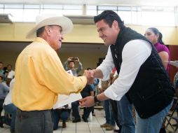 La entrega de títulos se llevó a cabo durante la gira de trabajo que realiza Aristóteles por Autlán de Navarro. ESPECIAL / Gobierno de Jalisco