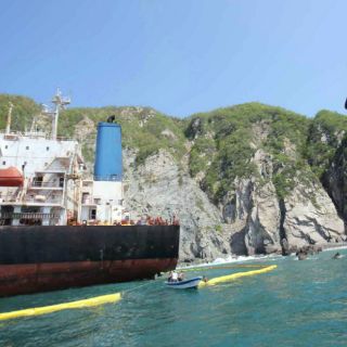 Vacían completamente buque encallado en Jalisco