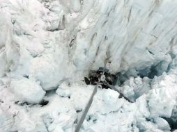 Debido a las dificultades que hay para accesar al glaciar, el rescate de los cuerpos durará varios días. AP /