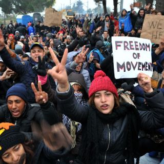 Protestan migrantes en la frontera entre Grecia y Macedonia