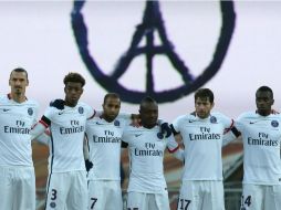 Los jugadores del conjunto de Laurent Blanc portan una camiseta con la leyenda ''Je suis Paris'' (Yo soy de París). AP / D. Vincent