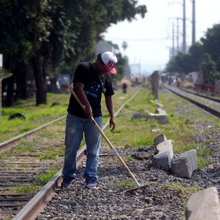 Migrantes rehabilitan calles en colonia Arcos Vallarta