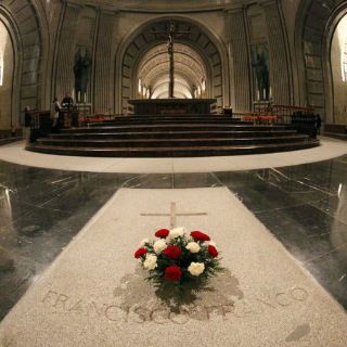 Activistas demandan sacar restos de Franco de mausoleo en Madrid