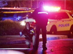 Se desconoce si el fallecido era un estudiante de la escuela, pero el joven fue encontrado muerto en la acera con una herida de bala. AP / J. Locher