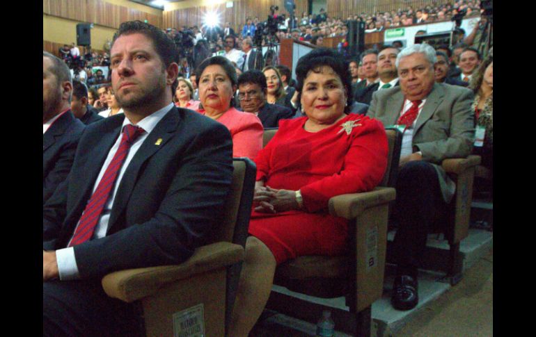 Todos los presentes, incluyendo a Salinas se levantaron de sus asientos para rendir protesta de ley. NTX / ARCHIVO