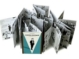 La edición tiene imágenes en blanco y negro que forman un biombo. TWITTER / @EditorialTurner