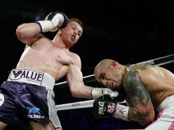 Saúl 'Canelo' Álvarez buscó conectar golpes de poder, mas Cotto siempre fue esquivo. AP / J. Locher