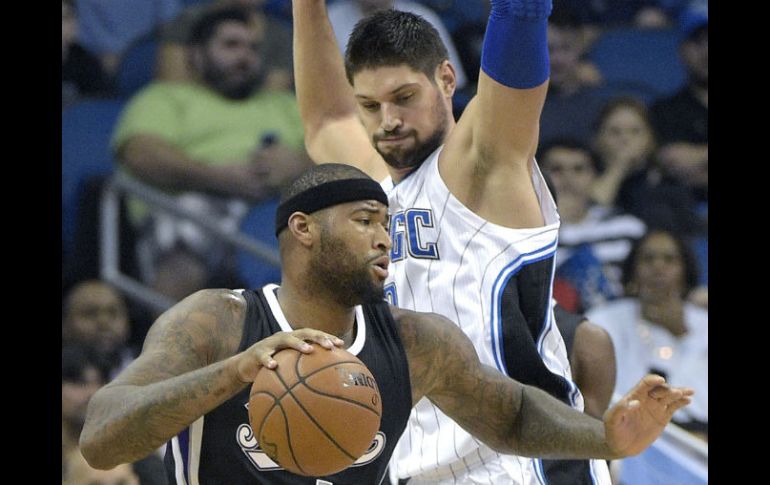 DeMarcus Cousins (#15) de los Kings de Sacramento dribla a Nikola Vucevic de Magic de Orlando. AP / M. Ebenhack