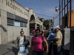 Aunque existen reglamentos que prohíben la instalación de ambulantes cerca de los hospitales, es letra muerta. EL INFORMADOR / R. Tamayo