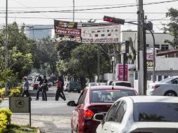 A pesar de que en López Cotilla ya terminaron las obras, una lona se quedó 'decorando' el entorno. EL INFORMADOR / R. Tamayo