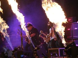 De la Cueva invitó a un asistente a que lo acompañara en el tema 'Ya lo veía venir'. EL INFORMADOR / P. Franco