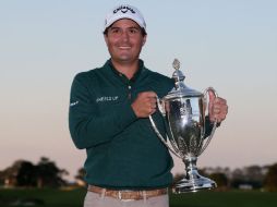 Kevin Kisner celebra con su trofeo en el hoyo 18 del Seaside Course en el RSM Classic en Georgia. AFP / M. Sullivan