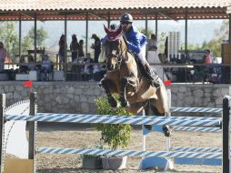 Luzardo y 'Stan' ganaron la prueba a 1.40 metros, en la última jornada del Campeonato Estatal de Salto en su temporada de invierno. EL INFORMADOR / A. Camacho