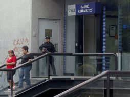 Policías custodian a los clientes para inhibir asaltos. EL INFORMADOR / ARCHIVO