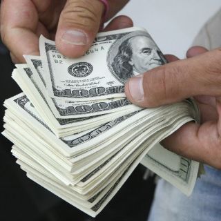 Bancos del DF venden dólar hasta en 16.88 pesos