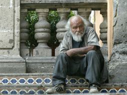 Cuando la enfermedad se torna grave, los pacientes dependen de otro para realizar tareas básicas como bañarse o comer. EL INFORMADOR / ARCHIVO