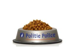 La policía participó en las bromas y publicó la foto de un plato con comida para gato, agradeciendo el apoyo. TWITTER / @PolFed_presse