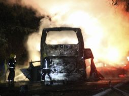En la noche de ayer domingo un vehículo particular se impactó contra un autobús de pasajeros, por lo que ambas se incendiaron. AFP /