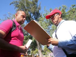 Este lunes encuestadores aplicaron el cuestionario a usuarios del Tren Ligero, se localizaron en la Estación Juárez. EL INFORMADOR / M. Vargas