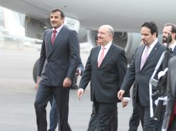El Jeque Al Thani (i) a su llegada en el hangar presidencial. NTX / SRE