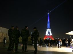 En estos días no hay las filas acostumbradas de gente para subir a los más alto de la Torre Eiffel. AFP / L. Marin