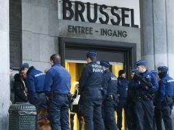 En tanto, sigue la búsqueda de Abdeslam, cuyo hermano Brahim era uno de los atacantes que se inmoló. EFE / O. Hoslet