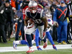 James White, de Nueva Inglaterra, se quita la marca de Corey Graham y vanza hacia la zona de anotación. AFP / J. Rogash