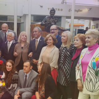 Develan escultura de 'Cantinflas' en la Casa del Actor
