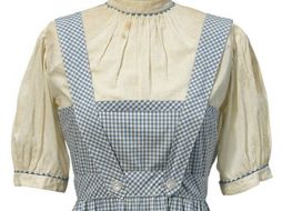 La puja final fue superior a la expectativa inicial para la pieza vestida por Judy Garland en su viaje inciático hacia Oz. TWITTER / @bonhams1793