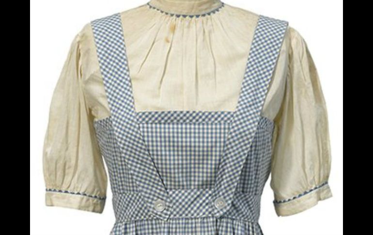 La puja final fue superior a la expectativa inicial para la pieza vestida por Judy Garland en su viaje inciático hacia Oz. TWITTER / @bonhams1793