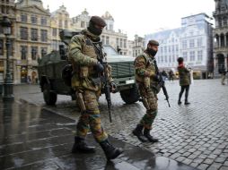 Unos 300 policías serán desplegados en las escuelas de Bruselas, mientras que otros 200 agentes vigilarán las estaciones de metro. EFE / O. Hoslet