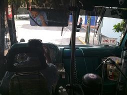 El chofer de una de las recientes rutas certificadas habla por su teléfono celular mientras conduce la unidad. EL INFORMADOR /