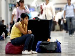 Estar sentado mucho tiempo en una posición incómoda  pueden formar coágulos que afectan la circulación de las piernas. SUN / ARCHIVO