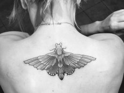 Cuoco tapó la fecha en números romanos con una especie de mariposa. INSTAGRAM / @normancook