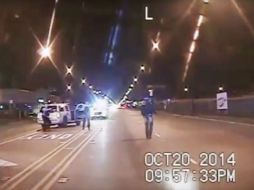 Abogados que han visto el video dicen que muestra a McDonald con un cuchillo pequeño alejándose de los policías. AP / Chicago Police Department