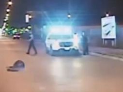Las imágenes carecen de audio, por lo que no se puede oír el número de disparos, aunque se cree fueron hasta en 16 ocasiones. AFP / Chicago Police Department