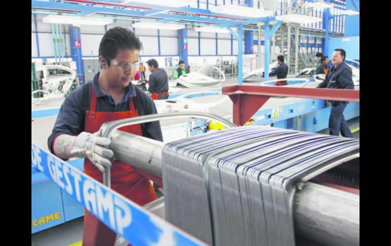 Las productoras de componentes para automóviles requieren esmero en las entregas de su mercancía. ESPECIAL /