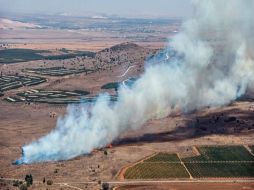 La columna de humo que dejaron los restos del SU-24, cerca de la frontera entre Siria y Turquía. EFE / Haberturk TV