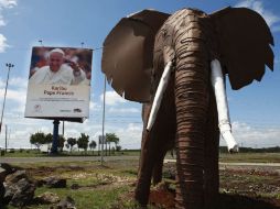 Un cartel da la bienvenida al papa Francisco junto a la escultura de un elefante en el Aeropuerto Internacional Jomo Kenyatta. EFE / D. Irungu