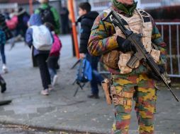 Soldado belga custodia la entrada a una escuela. AFP / E. Dunand