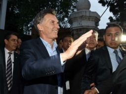 Macri llegó a la residencia presidencial donde fue recibido por una multitud de periodistas y vecinos. AFP /