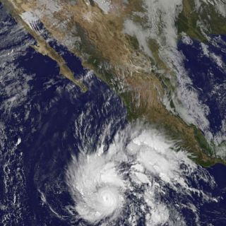 Baja California Sur monitorea al huracán 'Sandra'