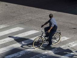 Fue embestido cuando el conductor del camión subía pasaje en una zona donde no hay ciclovías. EL INFORMADOR / ARCHIVO
